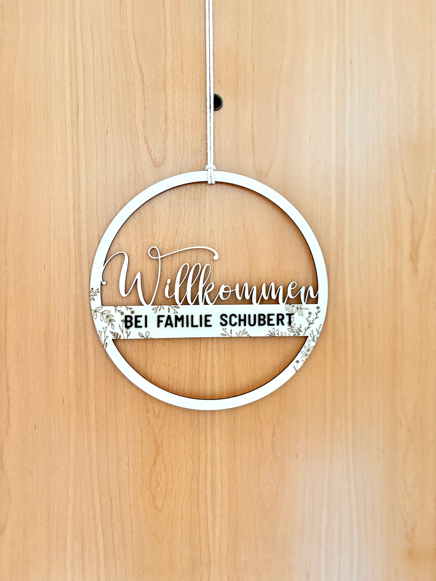 Personalized Wooden Door Sign – "Welcome to the [Last Name] Family" | Ø 26 cm | Floral Design