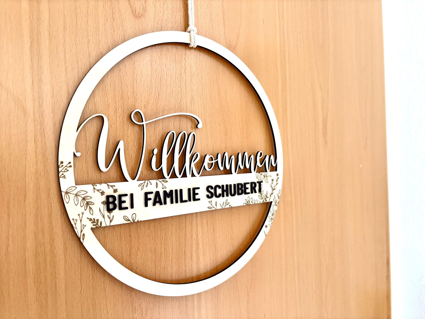 Personalized Wooden Door Sign – "Welcome to the [Last Name] Family" | Ø 26 cm | Floral Design